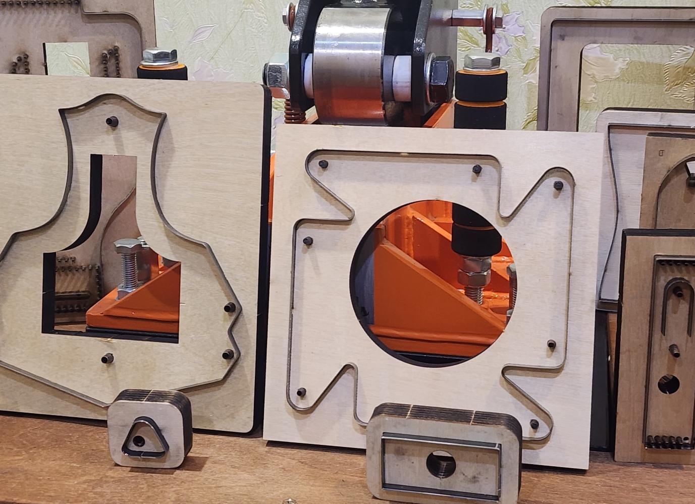 В помощь кожевеннику: обзор вырубных штанцформ для ускорения процесса. Делаем сумку, чехол и брелок из натуральной кожи