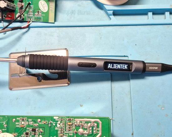 В коробке с карандашами: обзор портативного 100 Вт паяльника Alientek T80P