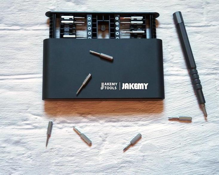Компактный набор миниотверток в металлическом кейсе