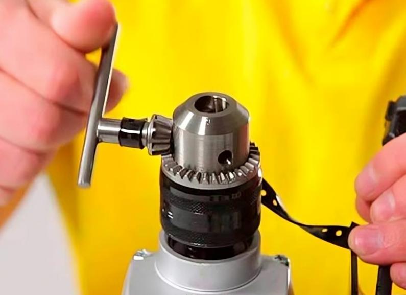 Как правильно в перфоратор вставить сверло